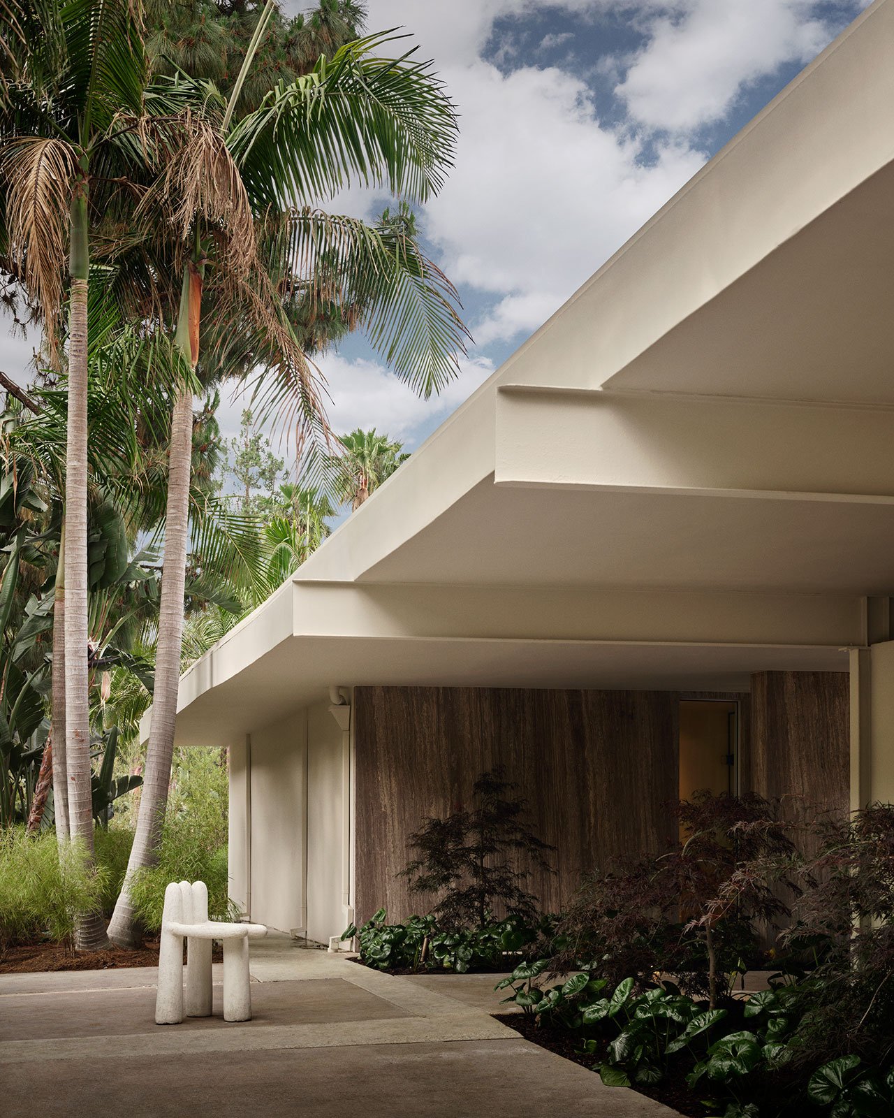 A Modernist Pedigree Preserved by Studio OSKLO in This Trousdale Estate Home
