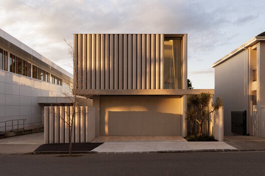 Concrete Curtain House / FGR Architects