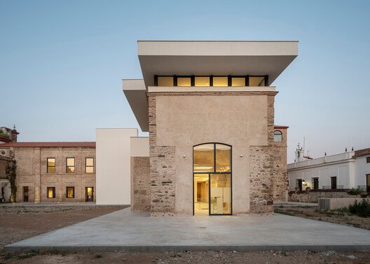 
        Renovation of the Jesuit School / DUNAR arquitectos + TRAX
      