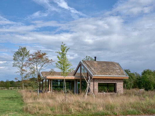
        House in the Meadow / Team Tonbo
      