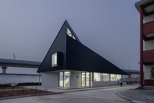 
        Samsung Library No. 3, supported by the Shaanxi Hope Project / Wall Architects of XAUAT
      