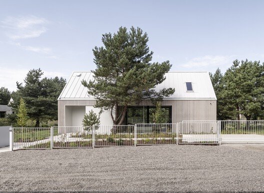 
        Kownatki Lake House  / Archmondo
      