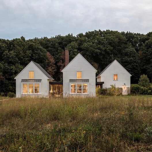 
        Farmhouse in a Meadow / ElliottArchitects
      
