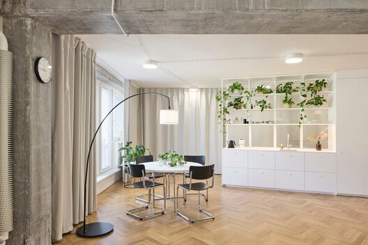 
        No-Wall Apartment / RDTH architekti
      