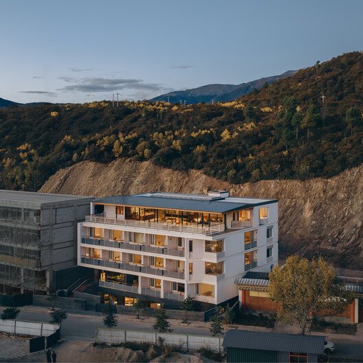
        Kawagebo Snow Mountain Hotel / Moguang Studio
      