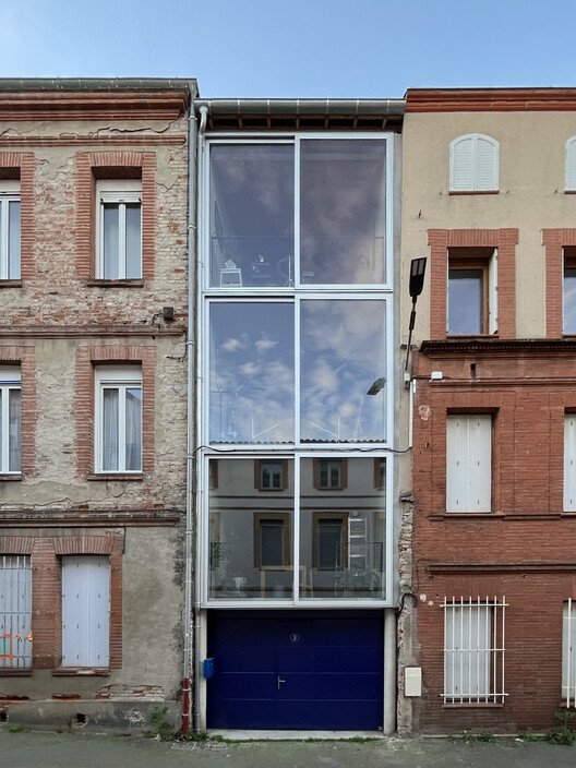 
        L33 Narrow House / BAST
      