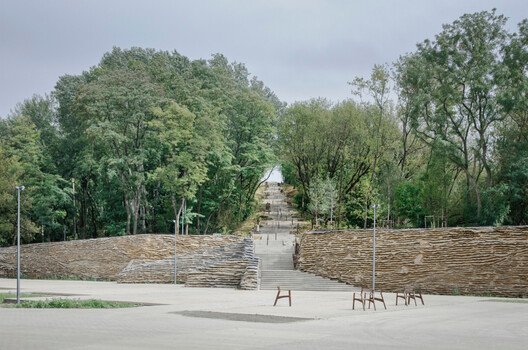 
        Warsaw Uprising Mound / Archigrest + topoScape
      