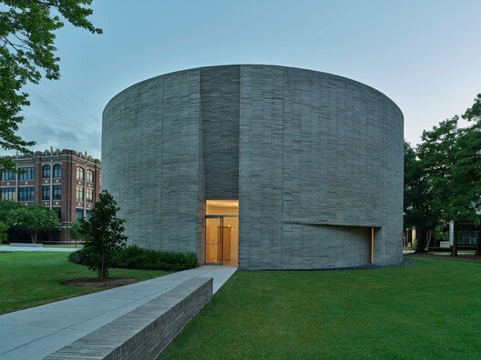 
        Loyola University Chapel / Trahan Architects
      
