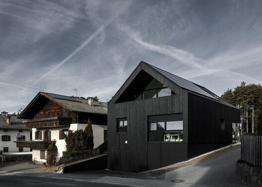 
        Forestry Station / Roland Baldi Architects
      