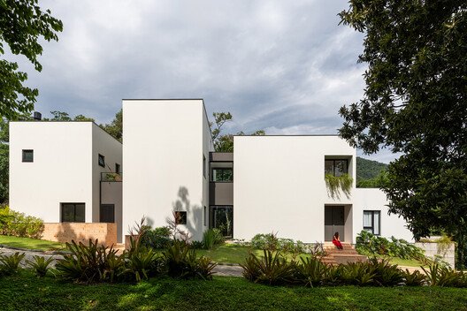 
        Piná House / Nommo Arquitetos
      