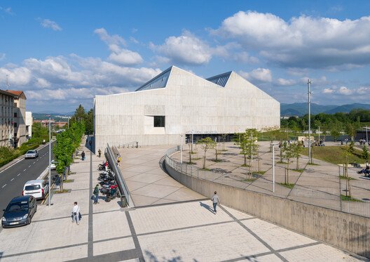
        Altza Municipal Sports Center / Tabuenca & Leache + Chocarro & Herranz
      