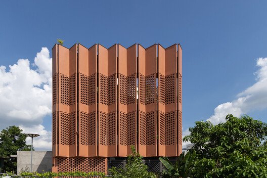 
        Creative Usage of Bricks & Earth / H&P Architects
      