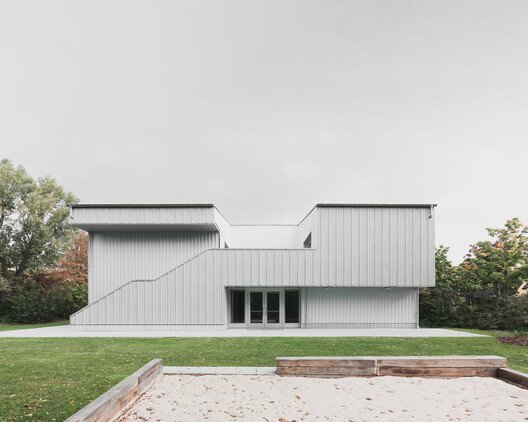 
        Youth Club NW80 / AFF architekten
      