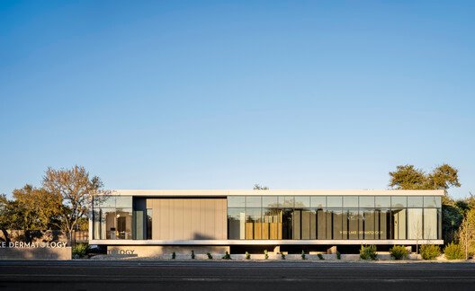 
        Westlake Dermatology Georgetown / Matt Fajkus Architecture 
      