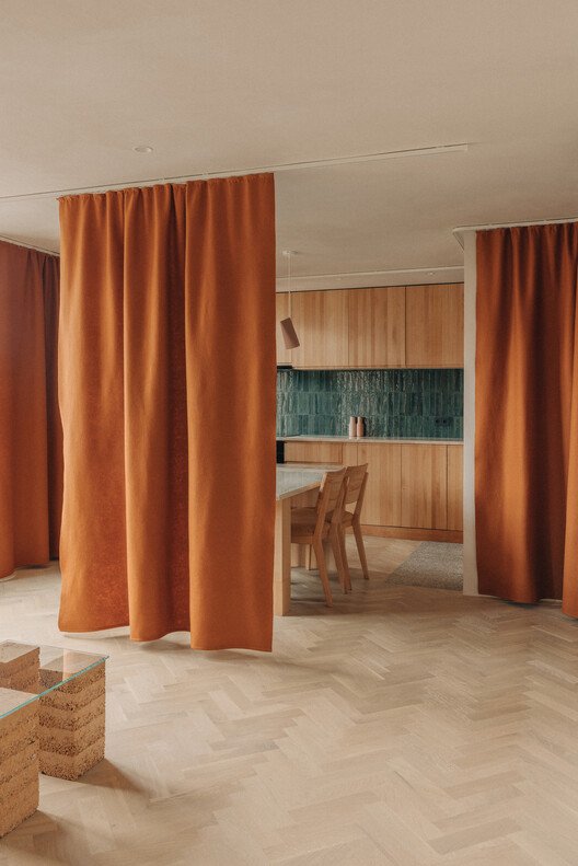 
        Zemlja Earth Apartment / Projekt V Arhitektura
      