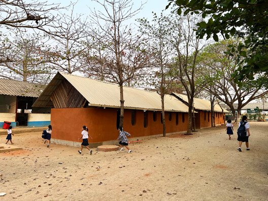 
        Classrooms for New Day School School / Simple Architecture
      