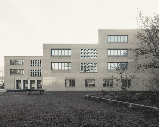
        Lew-Tolstoi-School / AFF architekten
      