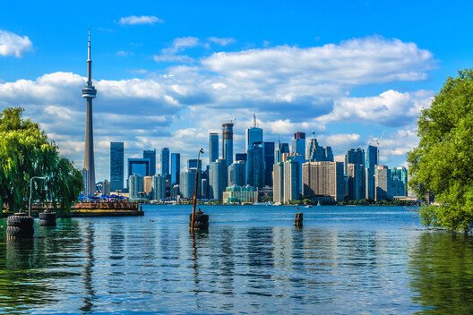 
        Toronto Architecture City Guide: 30 Modern and Contemporary Landmarks in Canada's Largest City
      