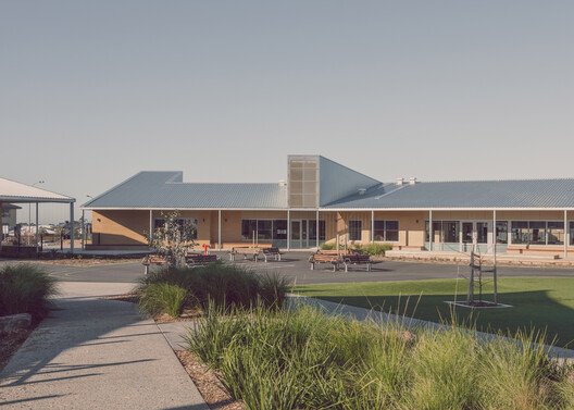 
        Clyde Creek Primary School / Kerstin Thompson Architects
      