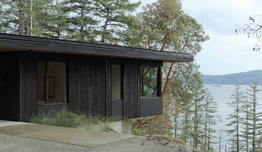 
        Hilltop House  / W O V E N Architecture and Design
      