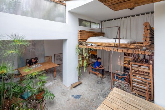 
        The House of the Maywas / La Cabina de la Curiosidad
      