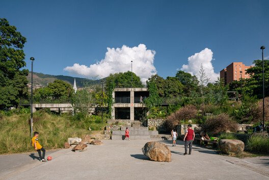 
        Prado Park / Edgar Mazo + CONNATURAL
      