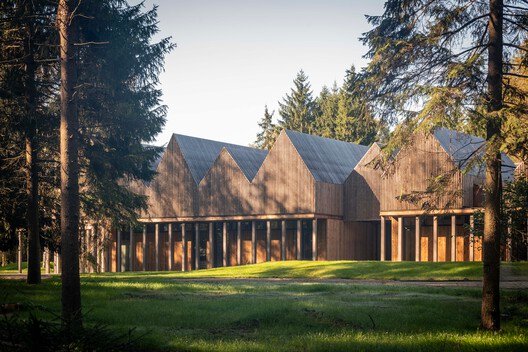 
        Sanctum Retreat / arches
      