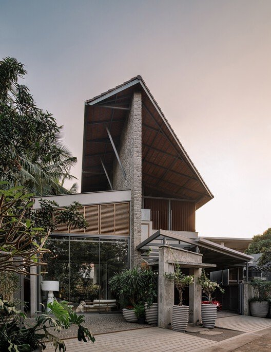 
        Coco Beans House / Aamir and Hameeda
      