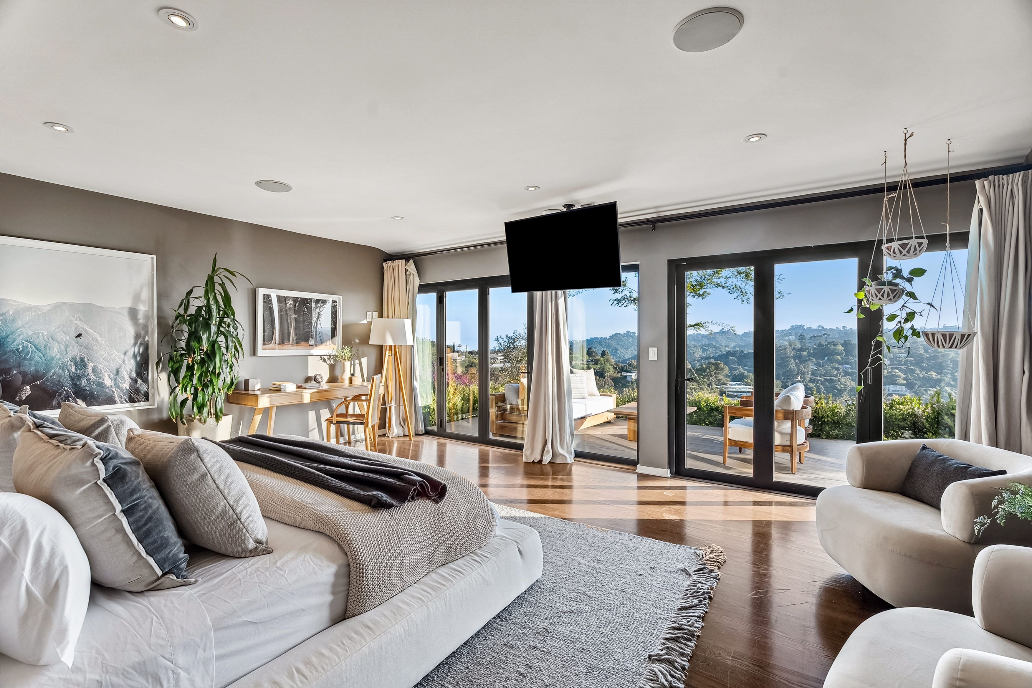 Chris Evans, Headed Back Home to the East Coast, Offloads His LA Pad for $5.4 Million