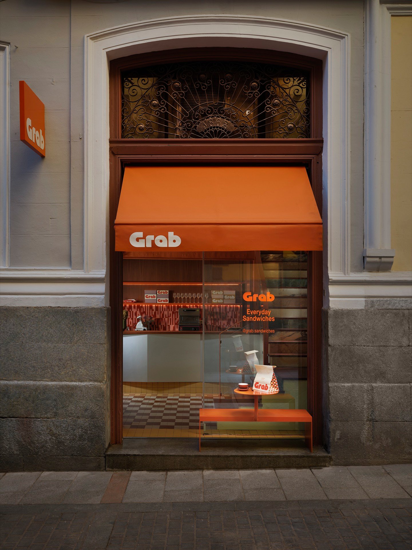 Plutarco Grabs Sandwich Lovers’ Attention in Madrid