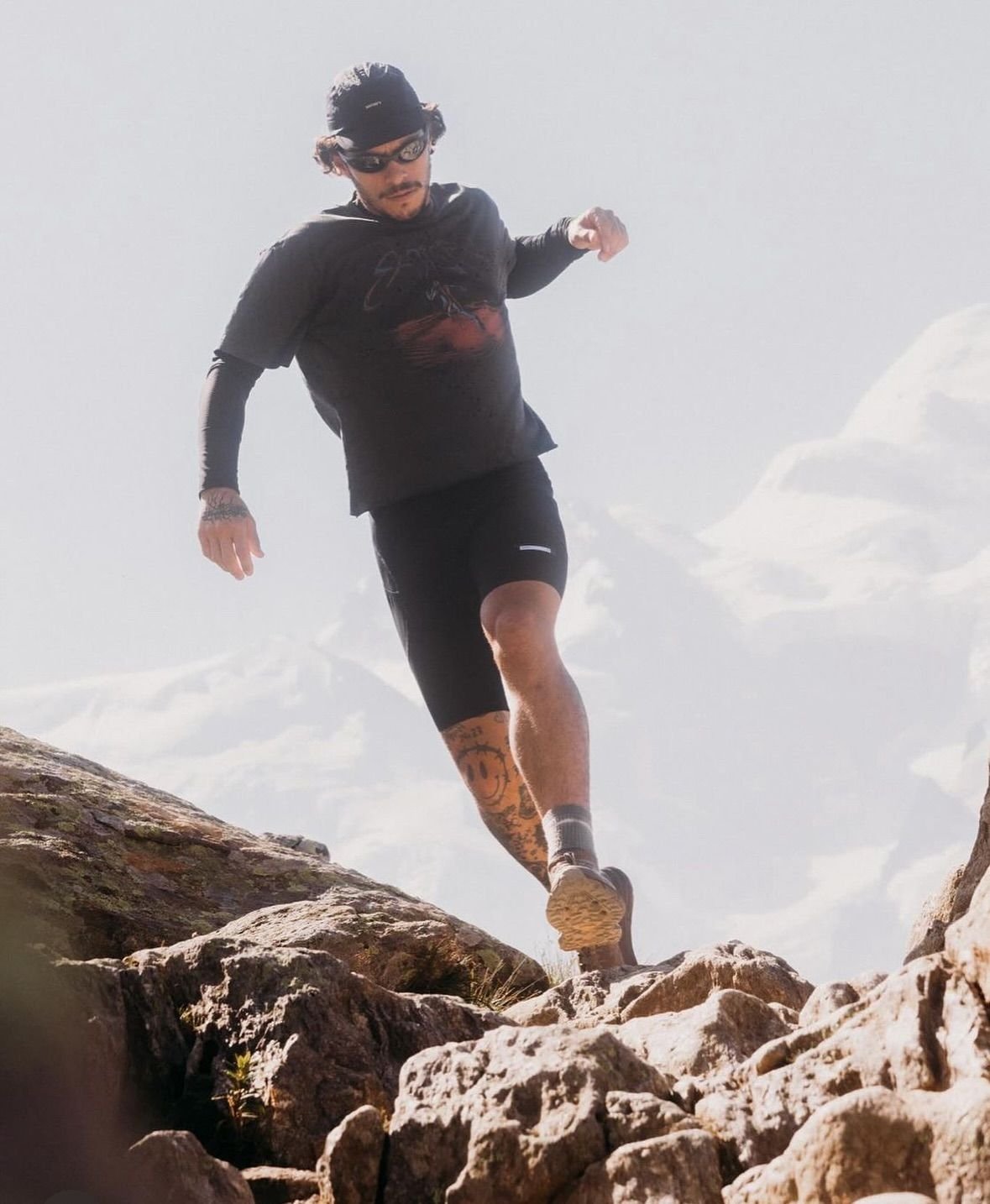 Satisfy Running’s MothTech™ series is inspired by the distinctive “moth” holes found on authentic vintage cotton t-shirts. These strategically placed holes allow for natural ventilation in areas that generate the most heat, creating a unique cooling effect. The garments are breathable, versatile and only get better with time 🖤