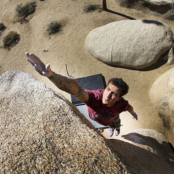 The classics never get old. Tribesman Matt Gentile gliding up Saturday Night Live in Joshua Tree. Photo by Jimmy Webb. ‪#‎hippytreetribe‬ ‪#‎surfandstone‬