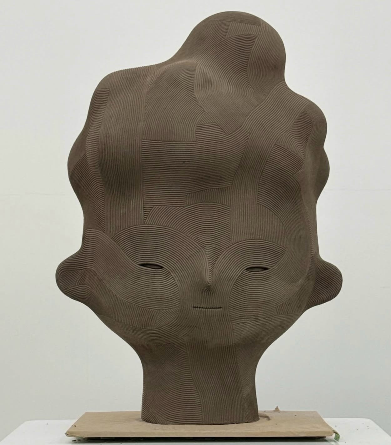 Tiny Faces Surface Amid Sweeping Lines in En Iwamura’s Expressive Sculptures
