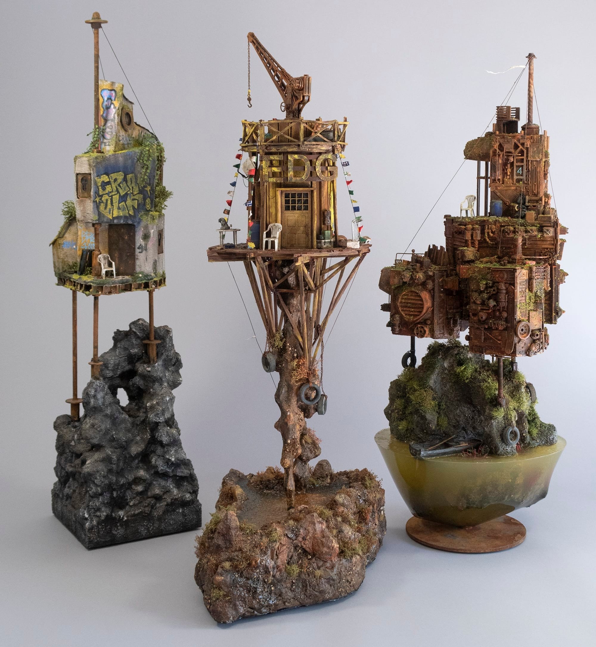 Precarious Dwellings Perch Atop Rocks in Simon Laveuve’s 1/35-Scale Miniatures