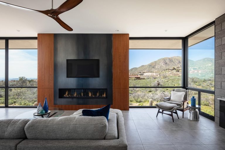 A Desert Home That Unfolds Along the Contours of the Land