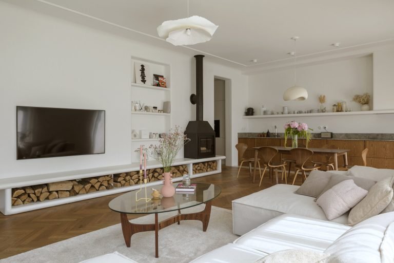 A Calm, Light-Filled Interior with Soft Curves