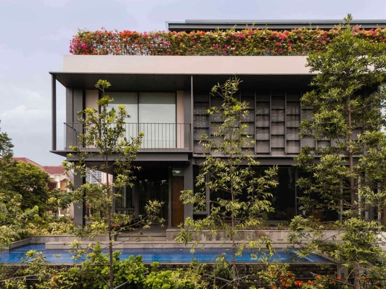 This Corner House Opens Up to a Secret Garden Within