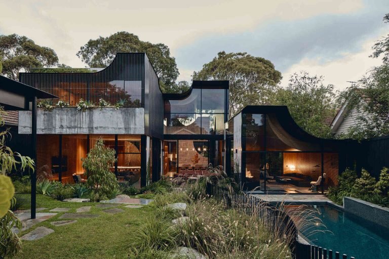 Inside Babylonia, A Home Shaped By Gardens And Curved Architecture