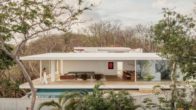 Casa Malonic Is a White-Walled Mexico Home Built Around the Horizon
