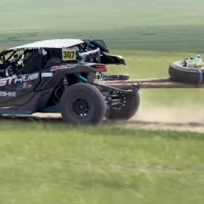 Clever Improvisation: How to Keep Your Car Going on Just Three Wheels 