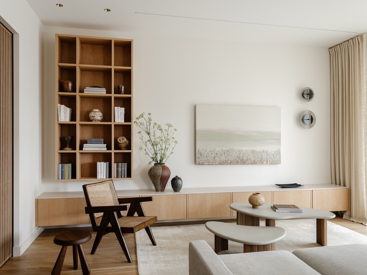 A Moscow Apartment Reinterprets the Architecture of a Korean Hanok