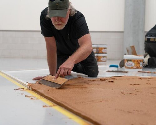 390kg of peanut butter cover rotterdam gallery floor, celebrating humor and absurdity