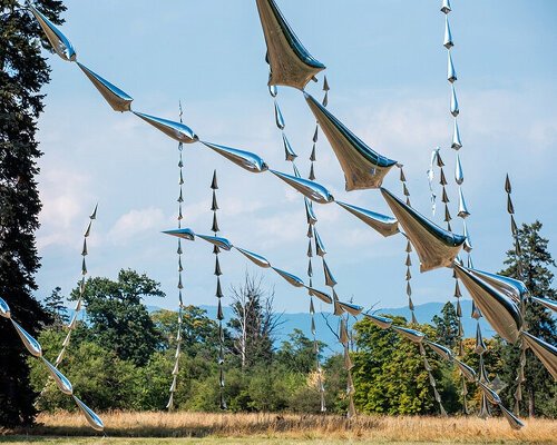 aérosculpture’s kinetic ‘steel grass’ turns the amsterdam breeze into a shifting metallic field