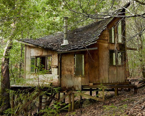 ‘handmade utopia’ traces radical homes of northern california’s back-to-the-land movement