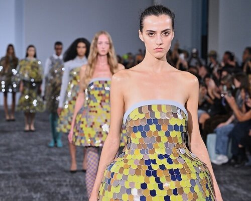 anrealage wraps dresses in up to 2,000 e-ink panels for color-changing ‘skin’