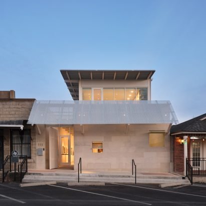 Lake Flato uses "refined material palette" for infill art gallery in Texas