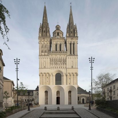 Kengo Kuma adds arched entrance to Angers Cathedral in France