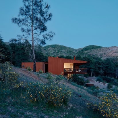Faulkner Architects designs California house around fire and water