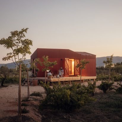 "Nothing is superfluous" in compact Greek holiday cabin by Kasawoo