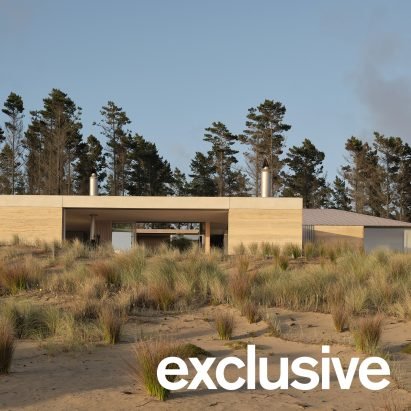 Roberts Gray Architects tops New Zealand sand dune with rammed-earth home